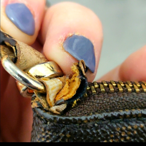 Micheal Kors Wristlet - Picture 5 of 12